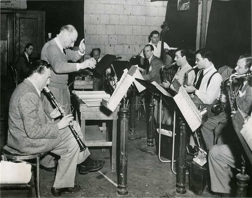 Неизвестный фотограф. Репетиция благотворительного концерта. Игорь Стравинский и оркестр (свинг-бэнд) Вуди Германа за кулисами нью-йоркского «Парамаунта» 